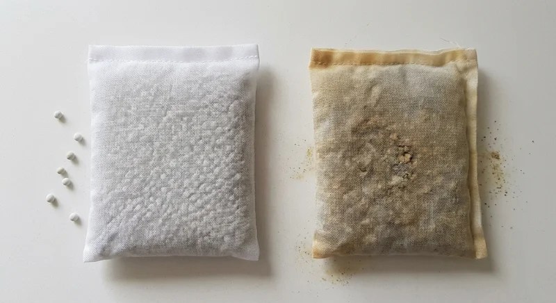 새 하얀 제올라이트와 5년 된 노란 제올라이트 비교