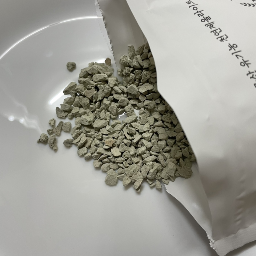 Three filtration media in a neutral lab environment: zeolite, activated carbon, and hinoki wood-insp