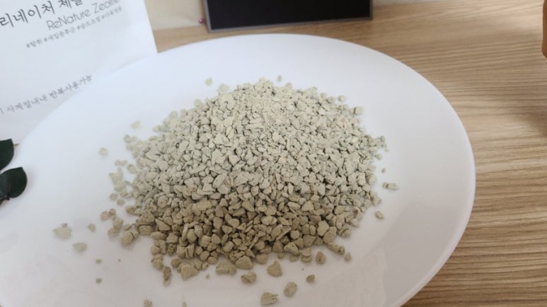 Close-up in a controlled lab of mixing Fe3O4 with zeolite for ammonia ion adsorption, with a magneti