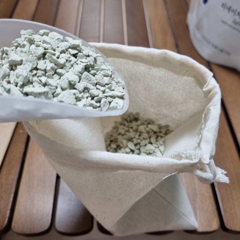 A modest living room setup: 1kg of zeolite bags placed around corners, sunlight from a window, and a