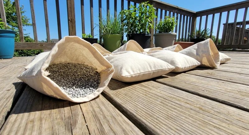 햇볕에 말리는 제올라이트 파우치, 푸른 하늘 배경