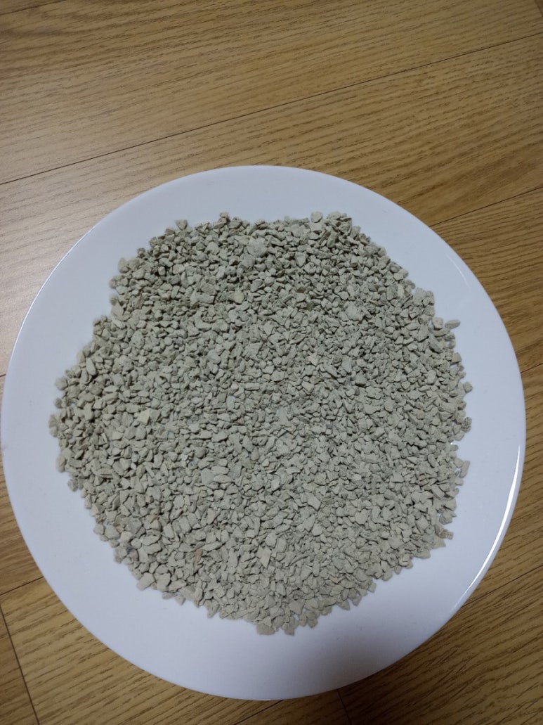 Four glass trays each containing differently colored zeolite beads representing pore sizes 3A, 4A, 5