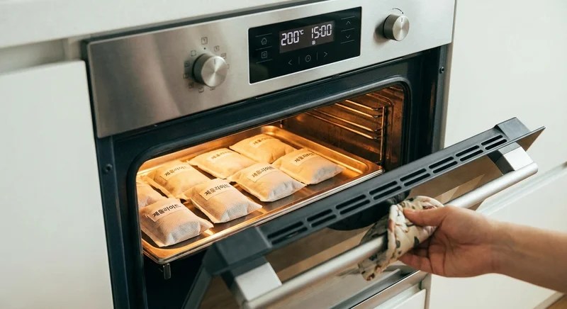 200도 오븐 속 베이킹 트레이 위 제올라이트