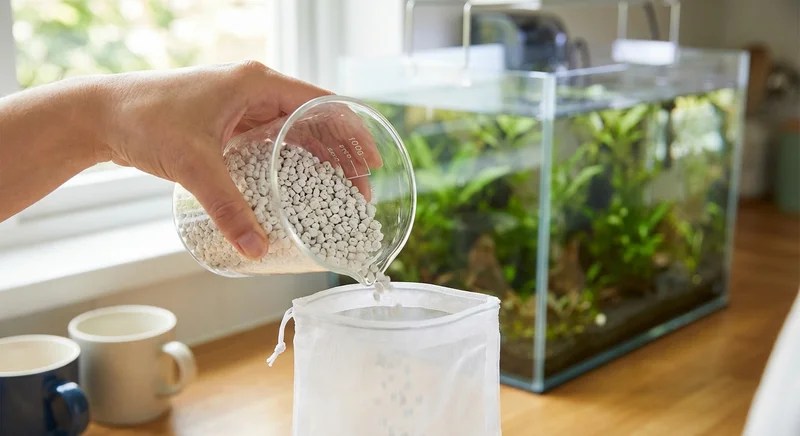 흰색 제올라이트 입자를 필터 망에 붓는 모습