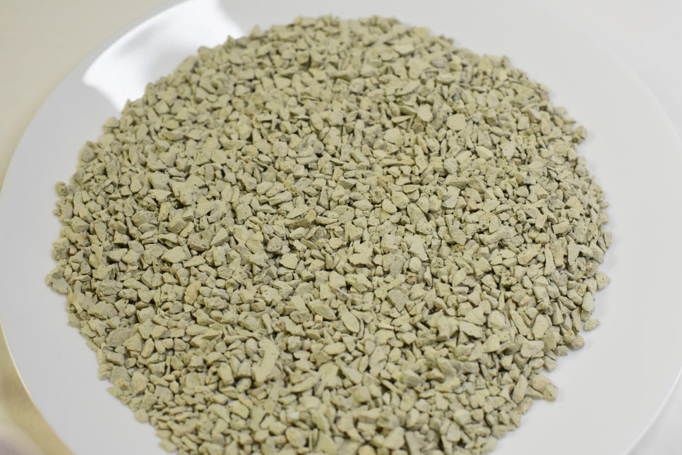 Field scene showing healthy crops with uniform growth indicating pH buffering effect of zeolite on s